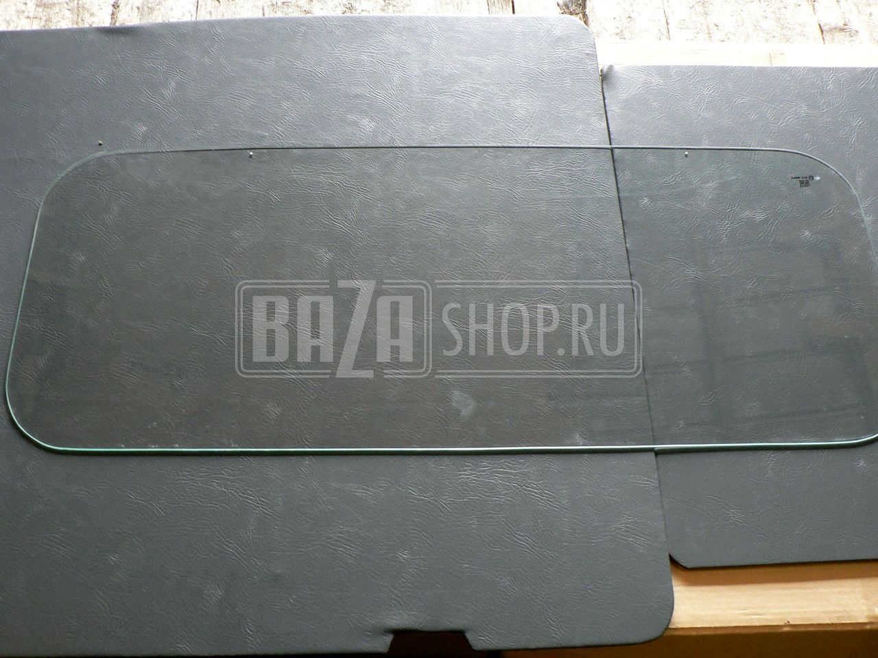 А/стекло УАЗ 469 задней двери крыши (ЗК) / 469ВП-5703030 1017*402